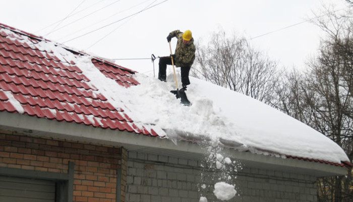 Как чистить крыши от снега все способы уборки с кровли снега